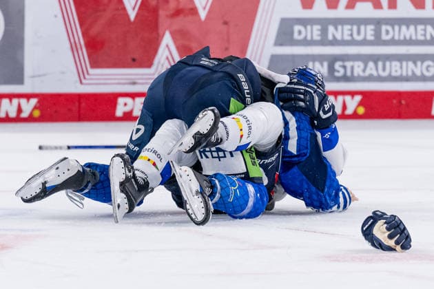 Keilerei von Alex Green (Straubing Tigers, 06) mit Morgan Ellis (ERC Ingolstadt, 04) GER, Straubing Tigers vs. ERC Ingolstadt, Eishockey, DEL, Saison 2026 2027, 3. Spieltag, 25.09.2026. Foto: HMB Media Heike Feiner Copyright: HMBxMedia HeikexFeiner