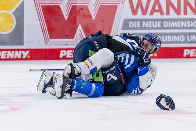Keilerei von Alex Green (Straubing Tigers, 06) mit Morgan Ellis (ERC Ingolstadt, 04) GER, Straubing Tigers vs. ERC Ingolstadt, Eishockey, DEL, Saison 2026 2027, 3. Spieltag, 25.09.2026. Foto: HMB Media Heike Feiner Copyright: HMBxMedia HeikexFeiner