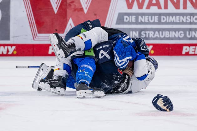 Keilerei von Alex Green (Straubing Tigers, 06) mit Morgan Ellis (ERC Ingolstadt, 04) GER, Straubing Tigers vs. ERC Ingolstadt, Eishockey, DEL, Saison 2026 2027, 3. Spieltag, 25.09.2026. Foto: HMB Media Heike Feiner Copyright: HMBxMedia HeikexFeiner