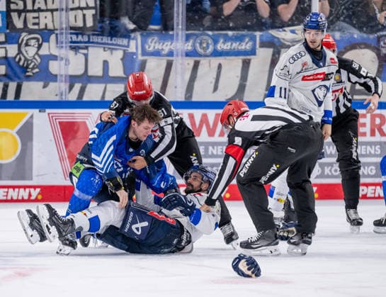 Keilerei von Alex Green (Straubing Tigers, 06) mit Morgan Ellis (ERC Ingolstadt, 04) GER, Straubing Tigers vs. ERC Ingolstadt, Eishockey, DEL, Saison 2026 2027, 3. Spieltag, 25.09.2026. Foto: HMB Media Heike Feiner Copyright: HMBxMedia HeikexFeiner