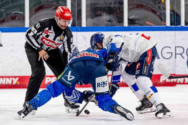 Linesperson Markus Merk fuehrt ein Bully Faceoff aus zwischen Stefan Loibl (Straubing Tigers, 38) und Myles Powell (ERC Ingolstadt, 09) GER, Straubing Tigers vs. ERC Ingolstadt, Eishockey, DEL, Saison 2026 2027, 3. Spieltag, 25.09.2026. Foto: HMB Media Heike Feiner Copyright: HMBxMedia HeikexFeiner