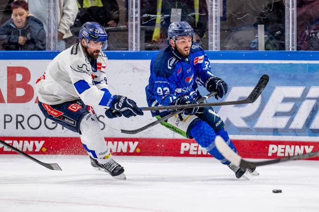 Kampf um den Puck Zweikampf zwischen Morgan Ellis (ERC Ingolstadt, 04) und Spencer Kersten (Straubing Tigers, 93) GER, Straubing Tigers vs. ERC Ingolstadt, Eishockey, DEL, Saison 2026 2027, 3. Spieltag, 25.09.2026. Foto: HMB Media Heike Feiner Copyright: HMBxMedia HeikexFeiner