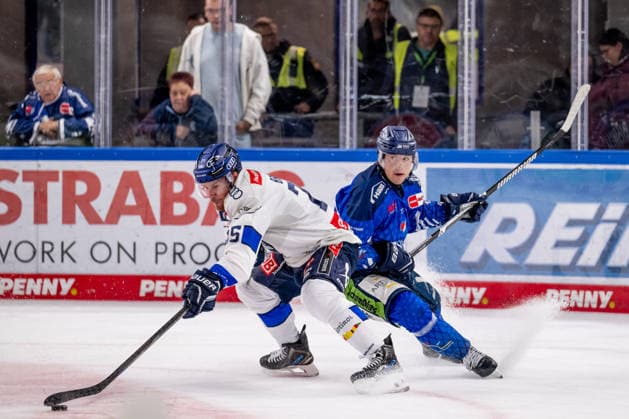 Kampf um den Puck Zweikampf zwischen Alex Breton (ERC Ingolstadt, 75) und Filip Varejcka (Straubing Tigers, 90) GER, Straubing Tigers vs. ERC Ingolstadt, Eishockey, DEL, Saison 2026 2027, 3. Spieltag, 25.09.2026. Foto: HMB Media Heike Feiner Copyright: HMBxMedia HeikexFeiner
