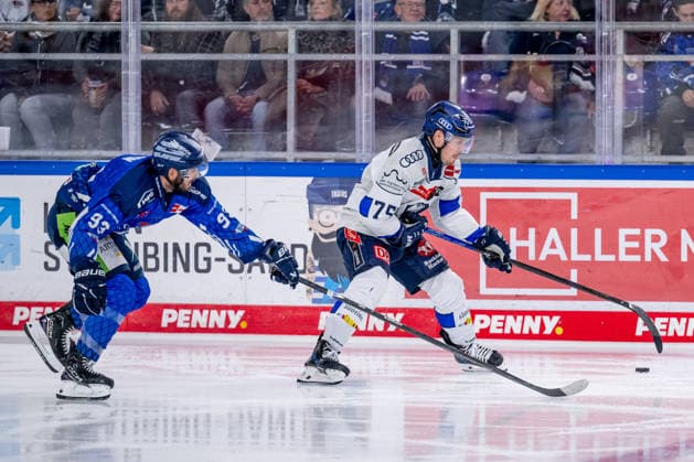 Kampf um den Puck Zweikampf zwischen Spencer Kersten (Straubing Tigers, 93) und Alex Breton (ERC Ingolstadt, 75) GER, Straubing Tigers vs. ERC Ingolstadt, Eishockey, DEL, Saison 2026 2027, 3. Spieltag, 25.09.2026. Foto: HMB Media Heike Feiner Copyright: HMBxMedia HeikexFeiner