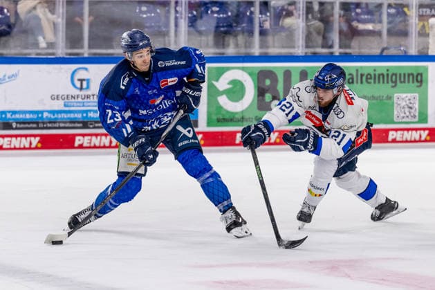 Kampf um den Puck Zweikampf zwischen Jean-Christoph Beaudin (Straubing Tigers, 23) und Nicolas Appendino (ERC Ingolstadt, 21) GER, Straubing Tigers vs. ERC Ingolstadt, Eishockey, DEL, Saison 2026 2027, 3. Spieltag, 25.09.2026. Foto: HMB Media Heike Feiner Copyright: HMBxMedia HeikexFeiner