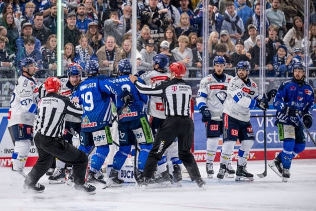 Meinungsverschiedenheit zwischen beiden Teams GER, Straubing Tigers vs. ERC Ingolstadt, Eishockey, DEL, Saison 2026 2027, 3. Spieltag, 25.09.2026. Foto: HMB Media Heike Feiner Copyright: HMBxMedia HeikexFeiner