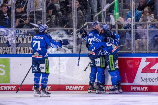 Die Straubinger bejubeln mit Nicolas Beaudin (Straubing Tigers, 07) dessen Tor zum 1:1 - Ausgleich GER, Straubing Tigers vs. ERC Ingolstadt, Eishockey, DEL, Saison 2026 2027, 3. Spieltag, 25.09.2026. Foto: HMB Media Heike Feiner Copyright: HMBxMedia HeikexFeiner