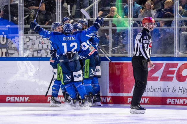 Die Straubinger bejubeln mit Nicolas Beaudin (Straubing Tigers, 07) dessen Tor zum 1:1 - Ausgleich GER, Straubing Tigers vs. ERC Ingolstadt, Eishockey, DEL, Saison 2026 2027, 3. Spieltag, 25.09.2026. Foto: HMB Media Heike Feiner Copyright: HMBxMedia HeikexFeiner