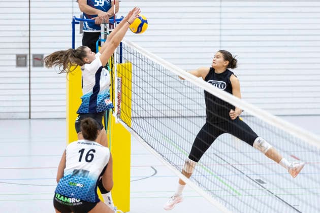 Testspiel: Schwarz-Weiss Erfurt vs. VCO Dresden; Erfurt; 25.09.2026 Zoe Albert ( 10; VCO Dresden) gegen Alix de Micheli ( 15; Schwarz-Weiss Erfurt) Testspiel: Schwarz-Weiss Erfurt vs. VCO Dresden; Riethsporthalle Erfurt; 25.09.2026 Copyright: xBEAUTIFULxSPORTS Duehringx