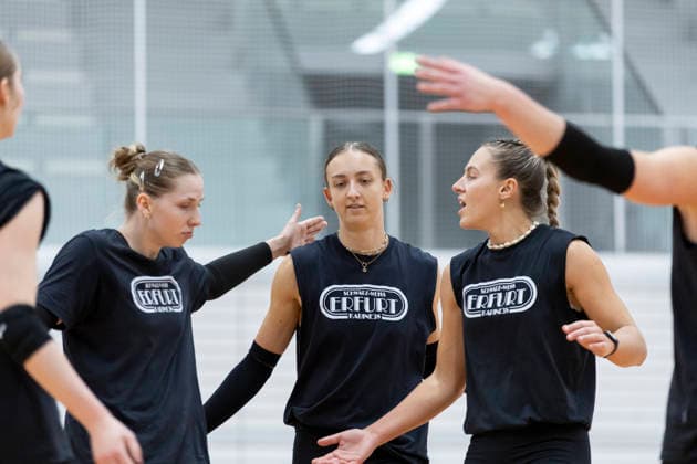 Testspiel: Schwarz-Weiss Erfurt vs. VCO Dresden; Erfurt; 25.09.2026 Larissa Winter ( 6; Schwarz-Weiss Erfurt) (links), Lydia Stemmler ( 13; Schwarz-Weiss Erfurt) (Bildmitte) und Lina-Marie Lieb ( 3; Schwarz-Weiss Erfurt) (rechts) Testspiel: Schwarz-Weiss Erfurt vs. VCO Dresden; Riethsporthalle Erfurt; 25.09.2026 Copyright: xBEAUTIFULxSPORTS Duehringx