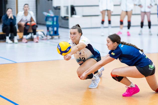 Testspiel: Schwarz-Weiss Erfurt vs. VCO Dresden; Erfurt; 25.09.2026 Zoe Albert ( 10; VCO Dresden) (am Ball) und Anastasia Malze ( 7; VCO Dresden) (rechts) Testspiel: Schwarz-Weiss Erfurt vs. VCO Dresden; Riethsporthalle Erfurt; 25.09.2026 Copyright: xBEAUTIFULxSPORTS Duehringx