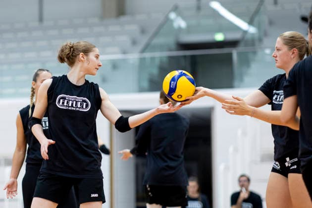 Testspiel: Schwarz-Weiss Erfurt vs. VCO Dresden; Erfurt; 25.09.2026 Teresa Ziegenbalg ( 7; Schwarz-Weiss Erfurt) (links) und Rosalie Tetzel ( 9; Schwarz-Weiss Erfurt) (rechts) Testspiel: Schwarz-Weiss Erfurt vs. VCO Dresden; Riethsporthalle Erfurt; 25.09.2026 Copyright: xBEAUTIFULxSPORTS Duehringx
