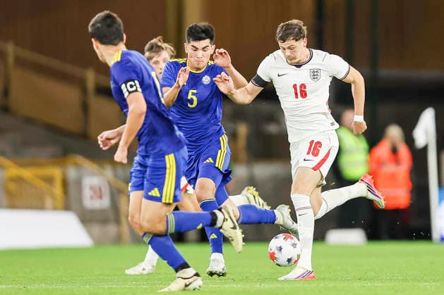 England v Kazakhstan - UEFA U21, U 21 EURO 2027 Qualifier 16 Will Lankshear of England holds off 5 Salamat Zhumabekov of Kazakhstan during the UEFA Under 21 Championship Group D Qualifying match between England Under 21s and Kazakhstan at Molineux in Wolverhampton, on September 25, 2026. Wolverhampton West Midlands United Kingdom  Copyright: xMIxNewsx originalFilename:fletcher-englandu260925_np0Hb.jpg