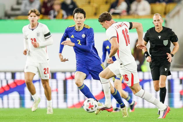 England v Kazakhstan - UEFA U21, U 21 EURO 2027 Qualifier Ali Turganov of Kazakhstan, wearing 3, moves to intercept the run by Will Lankshear of England, wearing 16, during the UEFA Under 21 Championship Group D Qualifying match between England Under 21s and Kazakhstan at Molineux in Wolverhampton, on September 25, 2026. Wolverhampton West Midlands United Kingdom  Copyright: xMIxNewsx originalFilename:fletcher-englandu260925_npbAU.jpg