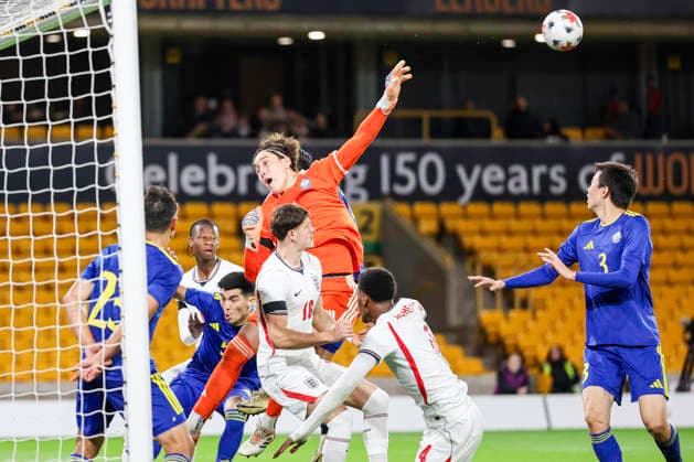 England v Kazakhstan - UEFA U21, U 21 EURO 2027 Qualifier Kazakhstan goalkeeper Miras Rikhard scrambles to tip the ball away during the UEFA Under 21 Championship Group D Qualifying match between England Under 21s and Kazakhstan at Molineux in Wolverhampton, on September 25, 2026. Wolverhampton West Midlands United Kingdom  Copyright: xMIxNewsx originalFilename:fletcher-englandu260925_nppfs.jpg