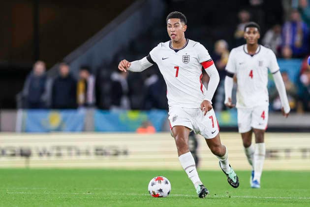 England v Kazakhstan - UEFA U21, U 21 EURO 2027 Qualifier 7 Jobe Bellingham of England moves forward with the ball during the UEFA Under 21 Championship Group D Qualifying match between England Under 21s and Kazakhstan at Molineux in Wolverhampton, on September 25, 2026. Wolverhampton West Midlands United Kingdom  Copyright: xMIxNewsx originalFilename:fletcher-englandu260925_npR9P.jpg