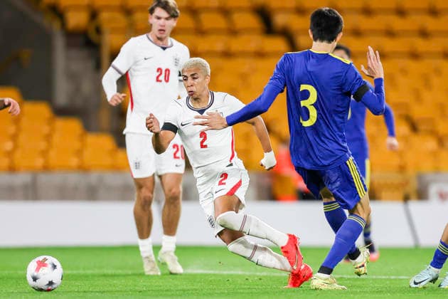 England v Kazakhstan - UEFA U21, U 21 EURO 2027 Qualifier Rico Lewis of England, wearing number 2, runs past Ali Turganov of Kazakhstan, wearing number 3, during the UEFA Under 21 Championship Group D Qualifying match between England Under 21s and Kazakhstan at Molineux in Wolverhampton, on September 25, 2026. Wolverhampton West Midlands United Kingdom  Copyright: xMIxNewsx originalFilename:fletcher-englandu260925_npRze.jpg