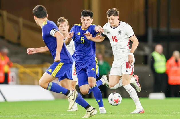 England v Kazakhstan - UEFA U21, U 21 EURO 2027 Qualifier 16 Will Lankshear of England holds off 5 Salamat Zhumabekov of Kazakhstan during the UEFA Under 21 Championship Group D Qualifying match between England Under 21s and Kazakhstan at Molineux in Wolverhampton, on September 25, 2026. Wolverhampton West Midlands United Kingdom  Copyright: xMIxNewsx originalFilename:fletcher-englandu260925_npufr.jpg