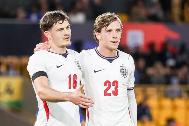 England v Kazakhstan - UEFA U21, U 21 EURO 2027 Qualifier 16 Will Lankshear of England is congratulated by 23 Sydie Peck of England during the UEFA Under 21 Championship Group D Qualifying match between England Under 21s and Kazakhstan at Molineux in Wolverhampton, on September 25, 2026. Wolverhampton West Midlands United Kingdom  Copyright: xMIxNewsx originalFilename:fletcher-englandu260925_npYZe.jpg