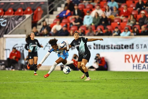 NWSL: Gotham FC Vs. Chicago Stars FC Chicago Stars FC s Simone Charley, number 18, and Gotham FC defender Jess Carter, number 27, tangle during action in a National Women s Soccer League match at Sports Illustrated Stadium in Harrison, on September 25, 2026. Harrison N.J. United States  Copyright: xGordonxDonovanx originalFilename:donovan-nwslgoth260925_npWTI.jpg