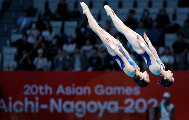 (260926) -- TOKYO, Sept. 26, 2026 -- Chen Yuxi (R) Lu Wei of China compete during the women s synchronised 10m platform final of diving at the 20th Asian Games Aichi-Nagoya 2026 in Tokyo, Japan, Sept. 26, 2026. ) (SP)JAPAN-TOKYO-ASIAN GAMES-DIVING-WOMEN S SYNCHRONISED 10M PLATFORM-FINAL WuxZhizun 