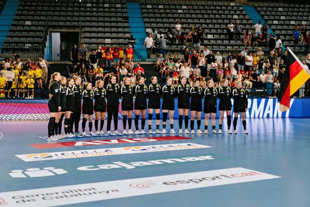 Das deutsche Team bei der Nationalhymne: Nina Engel (Deutschland, 08), Lisa Antl (Deutschland, 09), Mareike Thomaier (Deutschland, 10), Marie Steffen (Deutschland, 14), Ida Petzold (Deutschland, 18), Nieke Kuehne (Deutschland, 19), Emily Vogel (Deutschland, 20), Annika Lott (Deutschland, 23), Sarah Wachter (Deutschland, 24), Antje Doell (Deutschland, 29), Jenny Behrend (Deutschland, 30), Alexia Hauf (Deutschland, 31), Katharina Filter (Deutschland, 42), Jana Walther (Deutschland, 44), Dana Bleckmann (Deutschland, 66), Viola Leuchter (Deutschland, 77), Spanien vs. Deutschland, Handball, Nationalmannschaft, Frauen, Freundschaftsspiel, 25.09.2026 Spanien vs. Deutschland, Handball, Nationalmannschaft, Frauen, Freundschaftsspiel, 25.09.2026 Granollers Copyright: xEibner-Pressefoto LarsxNeumannx EP_LNN