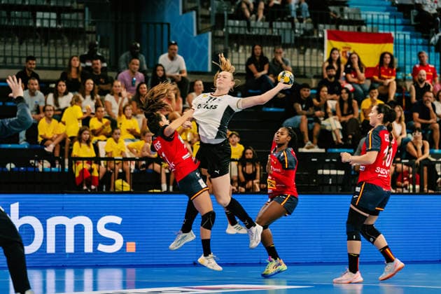 Viola Leuchter (Deutschland, 77) wird beim Wurf bedraengt, Spanien vs. Deutschland, Handball, Nationalmannschaft, Frauen, Freundschaftsspiel, 25.09.2026 Spanien vs. Deutschland, Handball, Nationalmannschaft, Frauen, Freundschaftsspiel, 25.09.2026 Granollers Copyright: xEibner-Pressefoto LarsxNeumannx EP_LNN