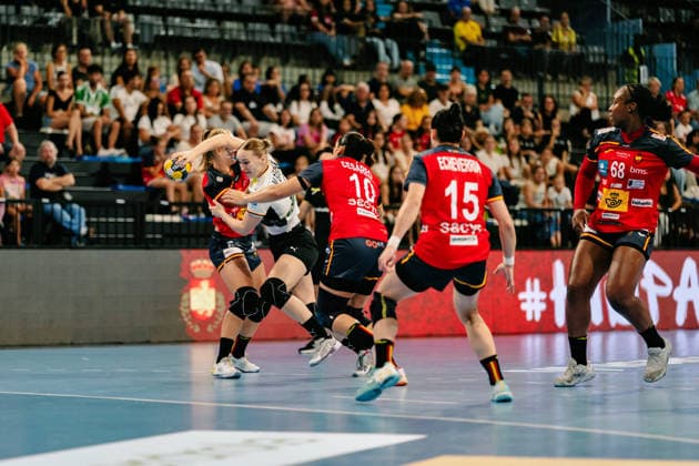 Nieke Kuehne (Deutschland, 19) im Angriff, Spanien vs. Deutschland, Handball, Nationalmannschaft, Frauen, Freundschaftsspiel, 25.09.2026 Spanien vs. Deutschland, Handball, Nationalmannschaft, Frauen, Freundschaftsspiel, 25.09.2026 Granollers Copyright: xEibner-Pressefoto LarsxNeumannx EP_LNN