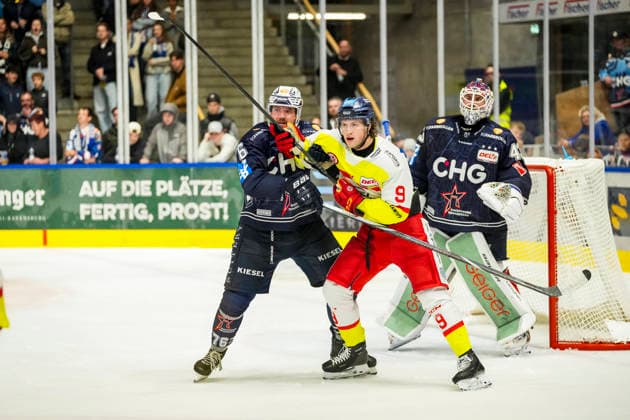 Denis Pfaffengut (Towerstars Ravensburg, 76) verteidigt gegen Brett Kemp (Duesseldorfer EG, 9) vor dem Tor von Ilya Sharipov (Towerstars Ravensburg, 43), GER, Ravensburg Towerstars vs. Duesseldorfer EG, Eishockey, DEL2 Hauptrunde, 3. Spieltag, Spielzeit 2026 2027, 25.09.2026 GER, Ravensburg Towerstars vs. Duesseldorfer EG, Eishockey, DEL2 Hauptrunde, 3. Spieltag, Spielzeit 2026 2027, 25.09.2026 Ravensburg Copyright: xEibner-Pressefoto MaximilianxRistx EP_MRT