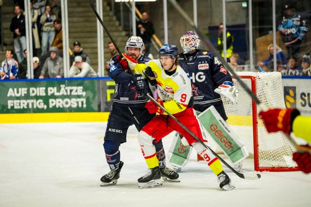 Denis Pfaffengut (Towerstars Ravensburg, 76) verteidigt gegen Brett Kemp (Duesseldorfer EG, 9) vor dem Tor von Ilya Sharipov (Towerstars Ravensburg, 43), GER, Ravensburg Towerstars vs. Duesseldorfer EG, Eishockey, DEL2 Hauptrunde, 3. Spieltag, Spielzeit 2026 2027, 25.09.2026 GER, Ravensburg Towerstars vs. Duesseldorfer EG, Eishockey, DEL2 Hauptrunde, 3. Spieltag, Spielzeit 2026 2027, 25.09.2026 Ravensburg Copyright: xEibner-Pressefoto MaximilianxRistx EP_MRT