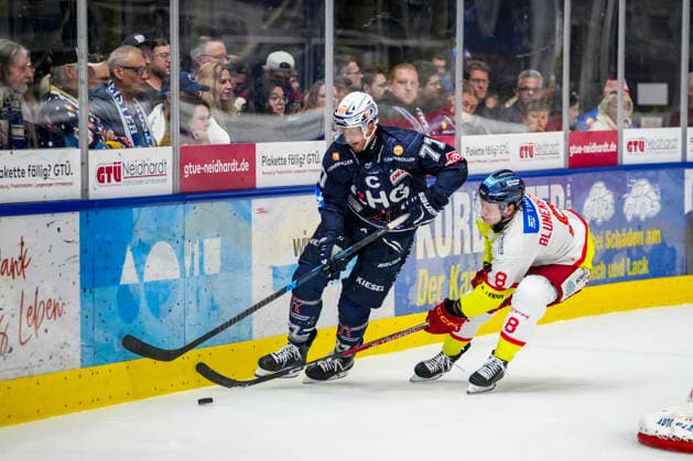 Kampf um den Puck Zweikampf zwischen Robbie Czarnik (Towerstars Ravensburg, 77) und Kristian Blumenschein (Duesseldorfer EG, 8), GER, Ravensburg Towerstars vs. Duesseldorfer EG, Eishockey, DEL2 Hauptrunde, 3. Spieltag, Spielzeit 2026 2027, 25.09.2026 GER, Ravensburg Towerstars vs. Duesseldorfer EG, Eishockey, DEL2 Hauptrunde, 3. Spieltag, Spielzeit 2026 2027, 25.09.2026 Ravensburg Copyright: xEibner-Pressefoto MaximilianxRistx EP_MRT