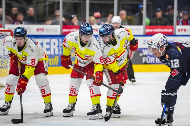 Corey Mackin (Duesseldorfer EG, 81) im Austausch mit Ville Jaervelaeinen (Duesseldorfer EG, 20), GER, Ravensburg Towerstars vs. Duesseldorfer EG, Eishockey, DEL2 Hauptrunde, 3. Spieltag, Spielzeit 2026 2027, 25.09.2026 GER, Ravensburg Towerstars vs. Duesseldorfer EG, Eishockey, DEL2 Hauptrunde, 3. Spieltag, Spielzeit 2026 2027, 25.09.2026 Ravensburg Copyright: xEibner-Pressefoto MaximilianxRistx EP_MRT