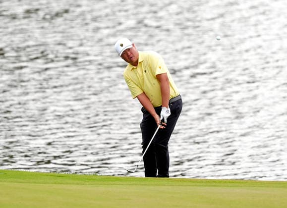 MEDINAH, IL - SEPTEMBER 25: Team International golfer Sungjae Im chips on the 16th hole during the second round of the 2026 Presidents Cup on September 25, 2026, at Medinah Country Club in Medinah, Illinois. (Photo by Brian Spurlock Icon Sportswire) GOLF: SEP 25 Presidents Cup EDITORIAL USE ONLY Icon260925138