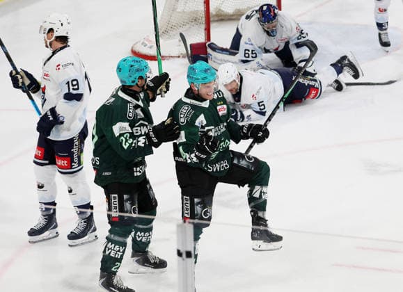 2026.09.25 Deutschland, Bietigheim Eishockey Steelers Bietigheim vs. Blue Devils Weiden, vorn v.l. Matthias Pape und Torschütze Benjamin Zientek (Steelers) jubeln über das Tor zum 3:1