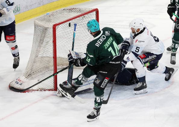 2026.09.25 Deutschland, Bietigheim Eishockey Steelers Bietigheim vs. Blue Devils Weiden, Tor zum 3:1 durch Torschütze Benjamin Zientek (Steelers, links), rechts Mario Scalzo (Weiden)