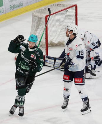 2026.09.25 Deutschland, Bietigheim Eishockey Steelers Bietigheim vs. Blue Devils Weiden, Torschütze Benjamin Zientek (Steelers, links) jubelt über das Tor zum 3:1, Alex-Olivier Voyer (Weiden)