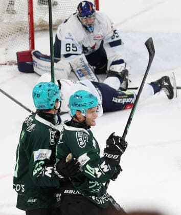 2026.09.25 Deutschland, Bietigheim Eishockey Steelers Bietigheim vs. Blue Devils Weiden, vorn v.l. Matthias Pape und Torschütze Benjamin Zientek (Steelers) jubeln über das Tor zum 3:1