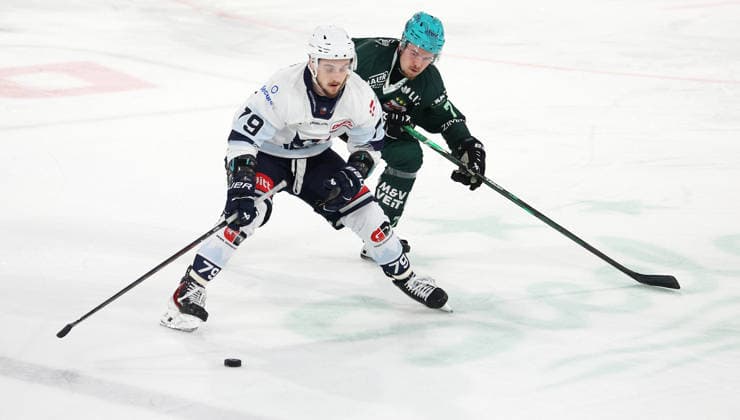 2026.09.25 Deutschland, Bietigheim Eishockey Steelers Bietigheim vs. Blue Devils Weiden, v.l. Calvin Pokorny (Weiden), Justin Büsing (Steelers)
