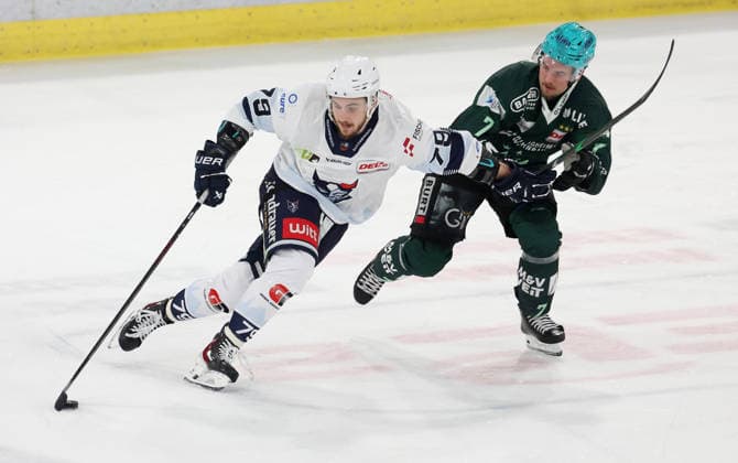 2026.09.25 Deutschland, Bietigheim Eishockey Steelers Bietigheim vs. Blue Devils Weiden, v.l. Calvin Pokorny (Weiden), Justin Büsing (Steelers)
