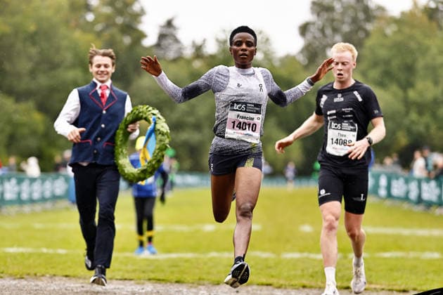 260926 Francine Niyomukunzi, vinnare i klassen Kvinnor 15 km, under Lidingöloppet den 26 september 2026 i Lidingö. Copyright: PETERxHOLGERSSON BB260926PH015