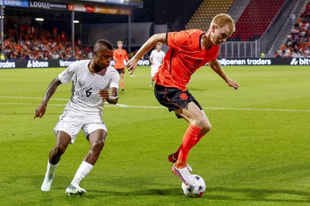 DEVENTER , 25-09-2026 , Stadium De Adelaarshorst , season 2026 2027 , EURO U-21 Qualification football . match between Netherlands U-21 and Norway U-21, FINAL RESULT 0-0, Picture shows Norway U21, U 21 player Tobias Moi Netherlands U21 player Kees Smit Netherlands U21 - Norway U21  x207587698x Copyright: