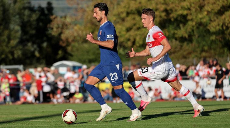 2026.09.25, Deutschland, Weinstadt Fußball VfB Stuttgart vs. 1. FC Heidenheim, v.l. Leart Pacarada (Heidenheim), Oliver Rölke (VfB)