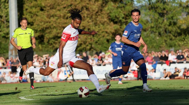 2026.09.25, Deutschland, Weinstadt Fußball VfB Stuttgart vs. 1. FC Heidenheim, v.l. Lorenz Assignon (VfB), Leart Pacarada (Heidenheim),