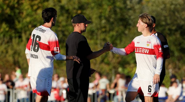 2026.09.25, Deutschland, Weinstadt Fußball VfB Stuttgart vs. 1. FC Heidenheim, v.l. Atakan Karazor, Trainer Sebastian Hoeneß, Angelo Stiller (VfB)