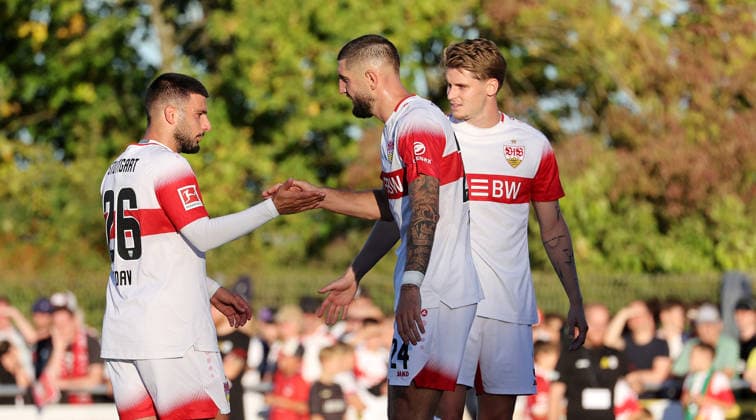2026.09.25, Deutschland, Weinstadt Fußball VfB Stuttgart vs. 1. FC Heidenheim, v.l. Deniz Undav, Torschütze Jeff Chabot und Ramon Hendriks (VfB) jubeln über das Tor zum 3:0