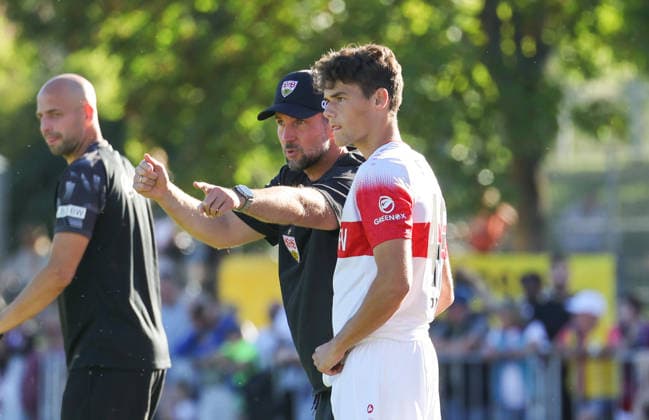 2026.09.25, Deutschland, Weinstadt Fußball VfB Stuttgart vs. 1. FC Heidenheim, vorn v.l. Trainer Sebastian Hoeneß, Lauri Penna (VfB)