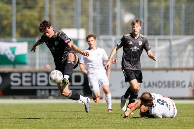 Lucas Beetz (2, SpVgg Ansbach) und Jeton Abazi (9, TSV Landsberg) beim Spiel zwischen TSV Landsberg v SpVgg Ansbach, Fussball, Herren, Regionalliga Bayern, 2026 2027, 11.Spieltag am 26.09.2026 in Landsberg am Lech, Sportpark. Bayern Deutschland