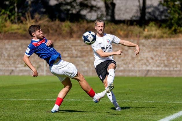 v.li.: Vincent Moreno Giesel (VfR Mannheim, 32), Kevin Hillmann (SG Barockstadt, 20), Zweikampf, Spielszene, Duell, duel, tackle, tackling, Dynamik, Action, Aktion, 26.09.2026, Mannheim (Deutschland), Fussball, Regionalliga Südwest, VfR Mannheim - SG Barockstadt Fulda-Lehnerz