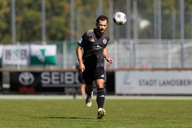 Eric Weeger (25, SpVgg Ansbach) beim Spiel zwischen TSV Landsberg v SpVgg Ansbach, Fussball, Herren, Regionalliga Bayern, 2026 2027, 11.Spieltag am 26.09.2026 in Landsberg am Lech, Sportpark. Bayern Deutschland