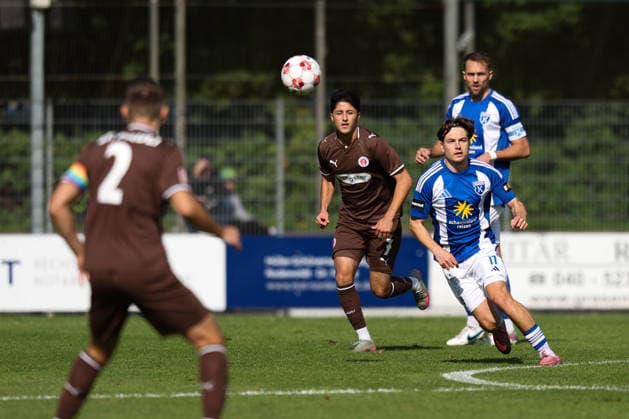 26.09.2026, Fussball, Herren, Regionalliga Nord, 16. Spieltag, FC St Pauli II - BSV Kickers Emden Sandro Plechaty (weiß 17 BSV Kickers Emden) im Zweikampf mit Haron Sabah (7 FC St Pauli II)